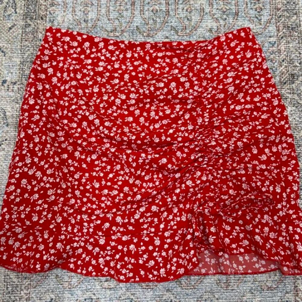 Shein Women's Red and White Floral Skirt size M